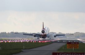 Vliegen via Schiphol wordt flink duurder