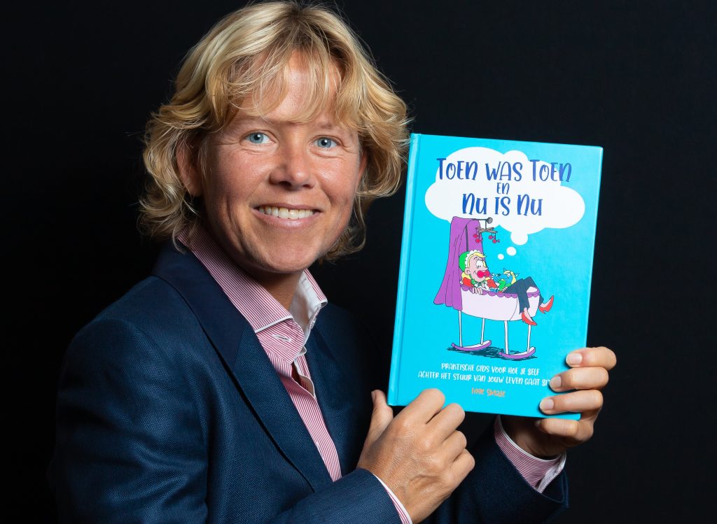 Inge Smale met het boek ‘Toen was Toen en Nu is Nu’